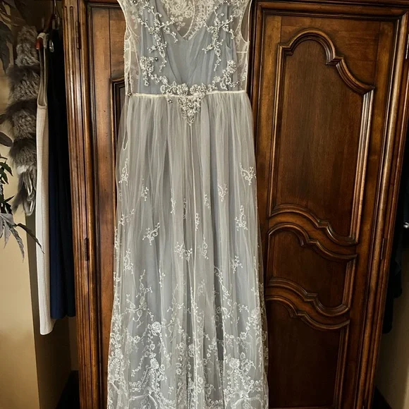 Stunning custom wedding gown or formal wear dress - Picture 2 of 9